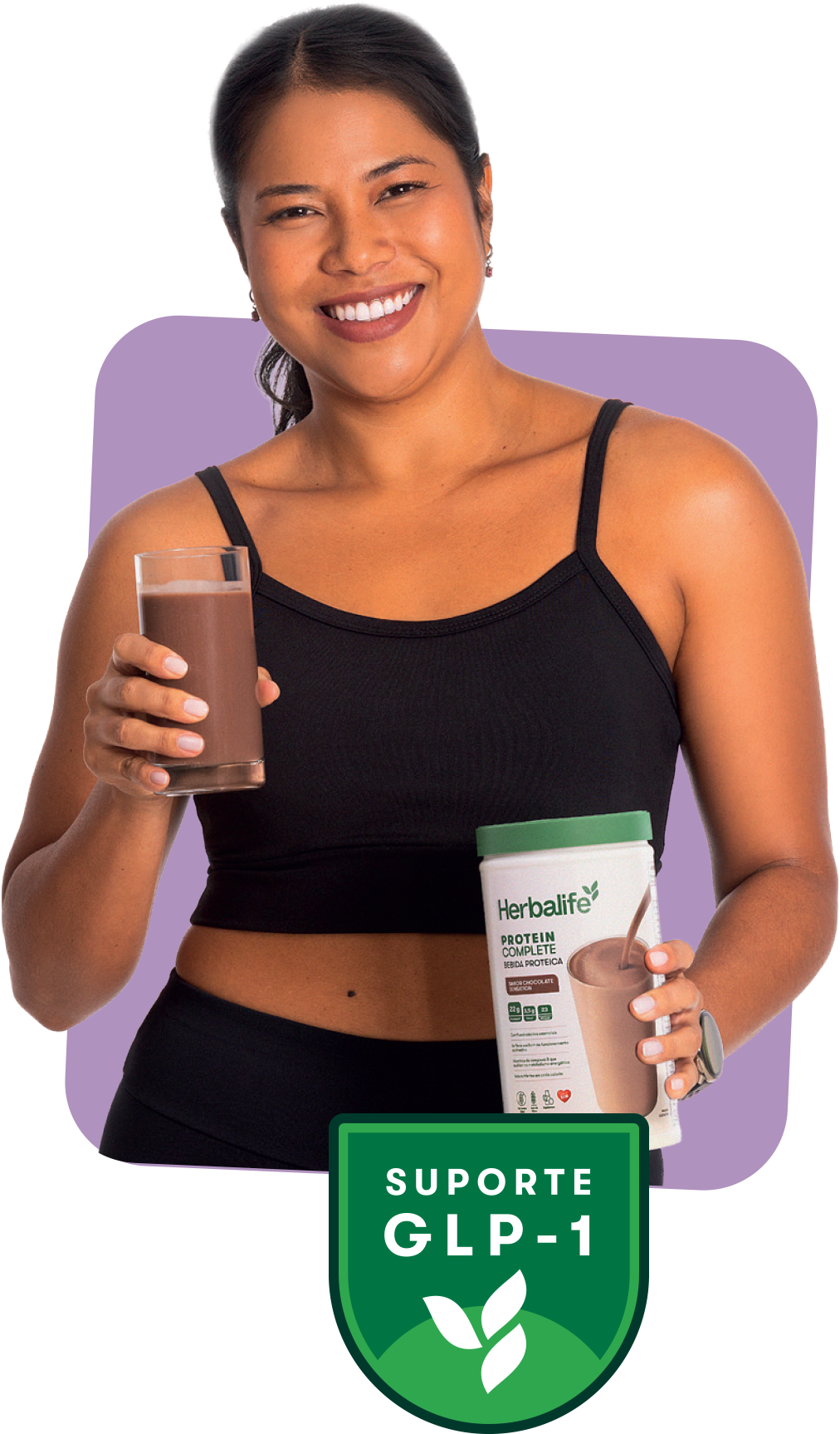 Mulher sorrindo com copo de Protein Complete sabor chocolate