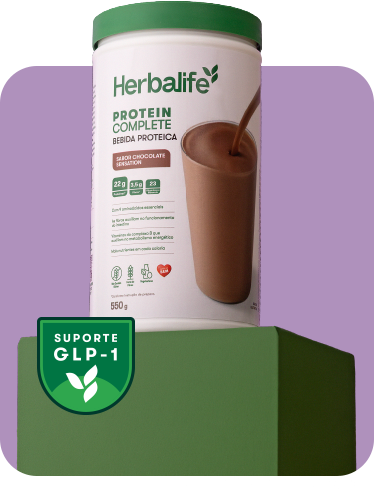 Pote de Protein Complete sabor chocolate sobre pódio verde com selo Suporte GLP-1